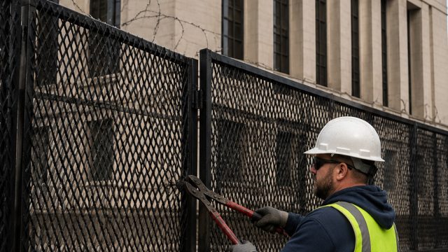 Oregon Federal Building Fence Ordered for Removal: What This Means Now | togel deposit pulsa 5rb tan